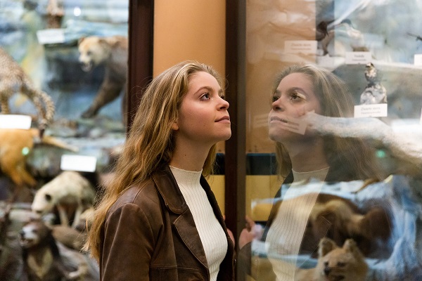 Vrouw kijkt verwonderlijk naar de collectie van het Missiemuseum in Steyl