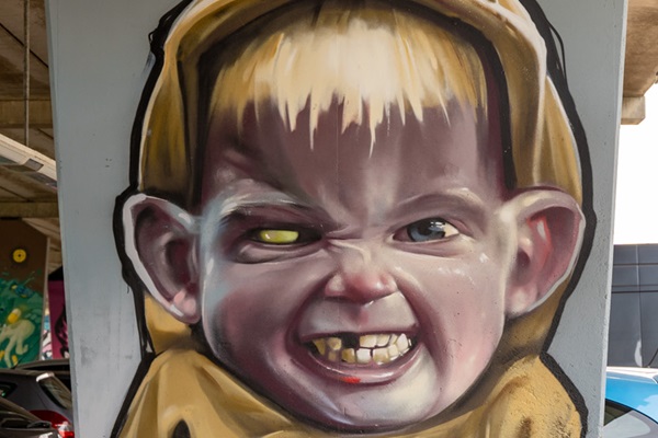 Agressief jochie afgebeeld op een pilaar van de Boshoverbrug in Weert