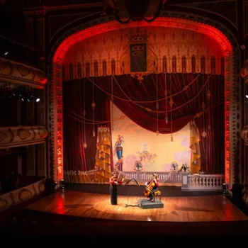 Optreden van een violist en cellist op een sfeervol verlicht theaterpodium, onderdeel van het culturele uitgaansaanbod in Limburg.